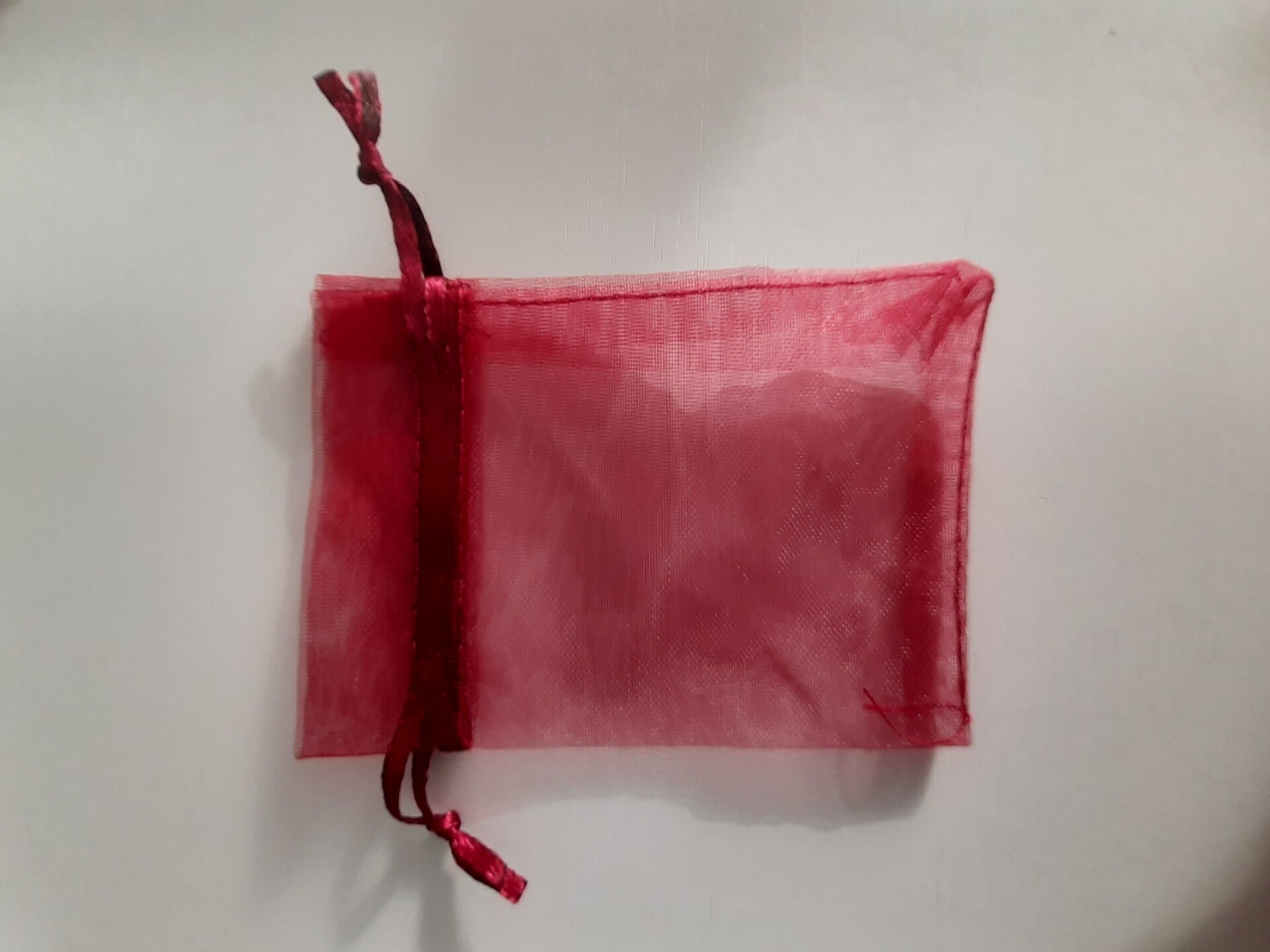 Donker rood orangaza zakje