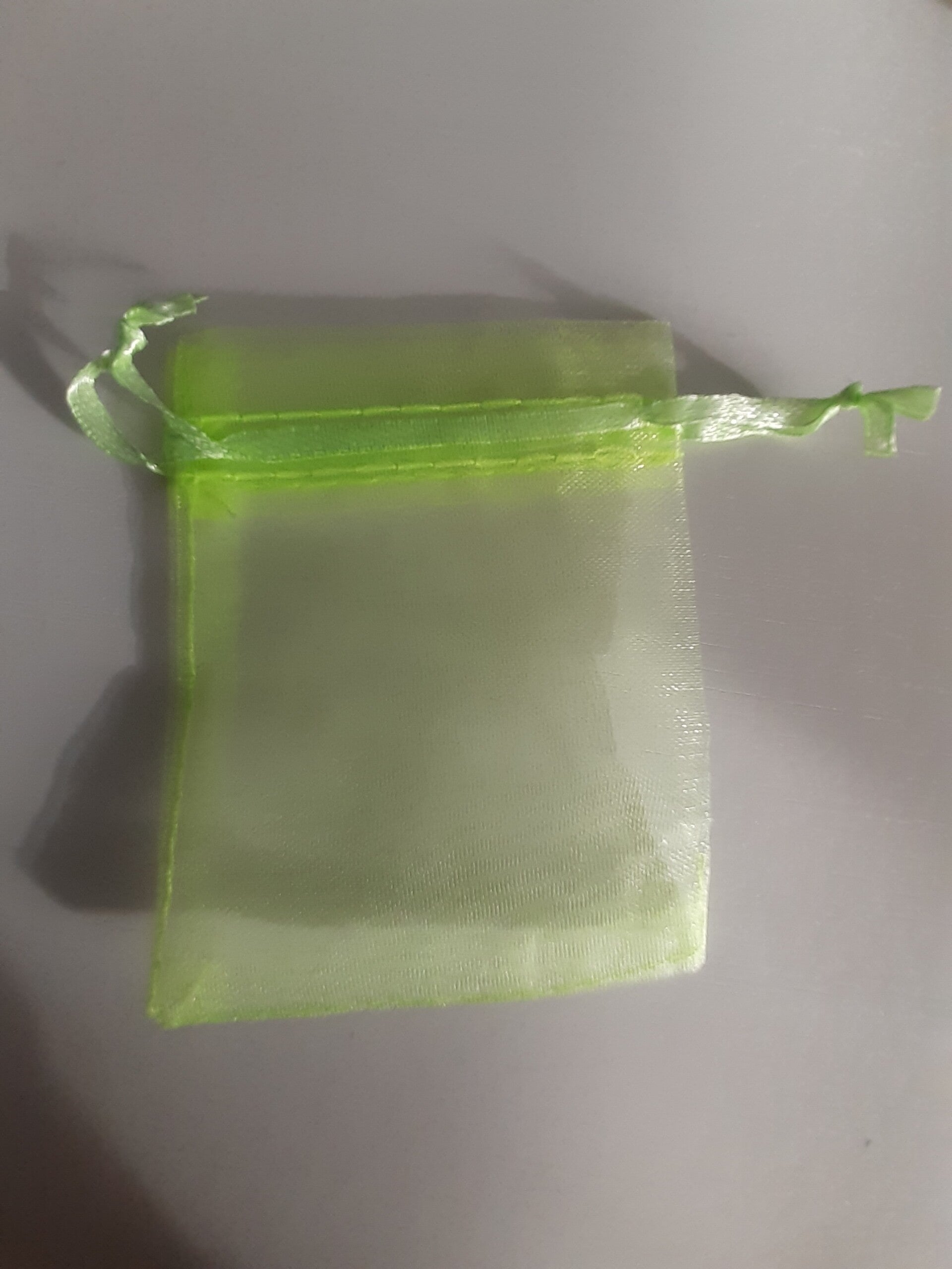 Licht groen orangaza zakje