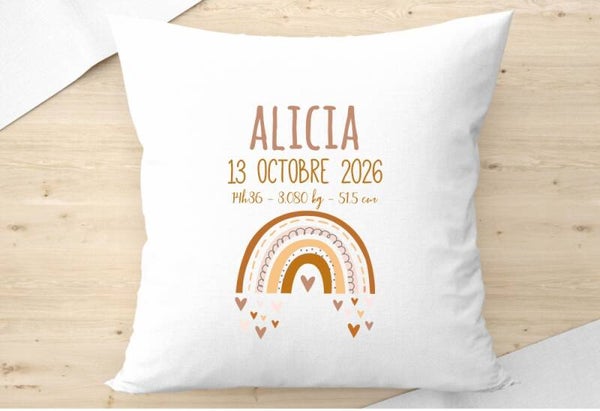 Coussin personnalisé avec prénom – 40 × 40 cmUn coussin unique pour une décoration pleine de douceur et de personnalité !  Apportez une touche originale à votre intérieur avec notre joli coussin personnalisé avec prénom. Doux, décoratif et pratique, il es