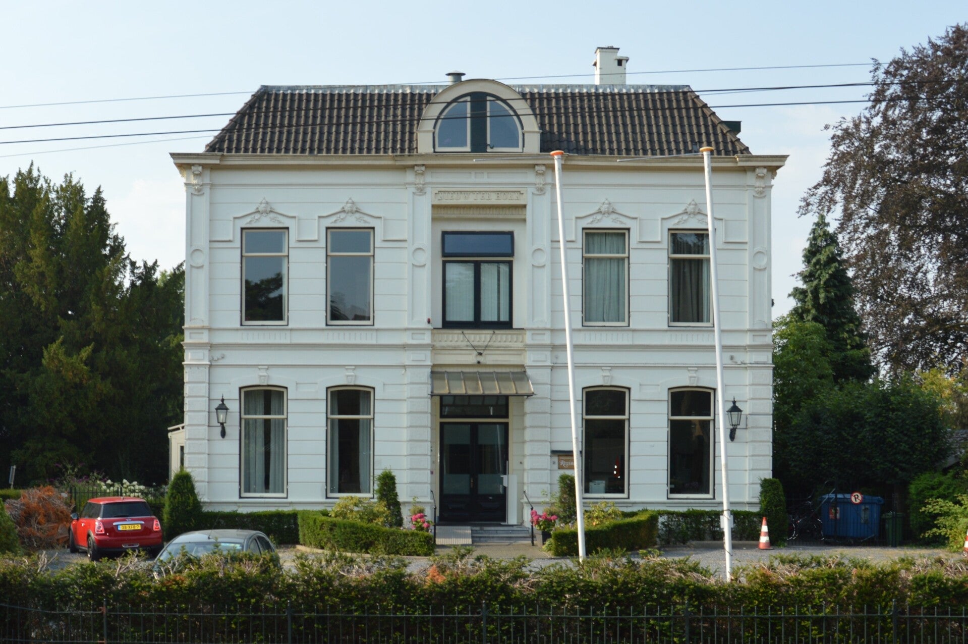 Dit is het fraaie, statige pand van Zorgresidence Regina