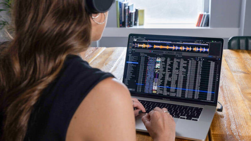 DJ preparando y analizando una playlist en Rekordbox