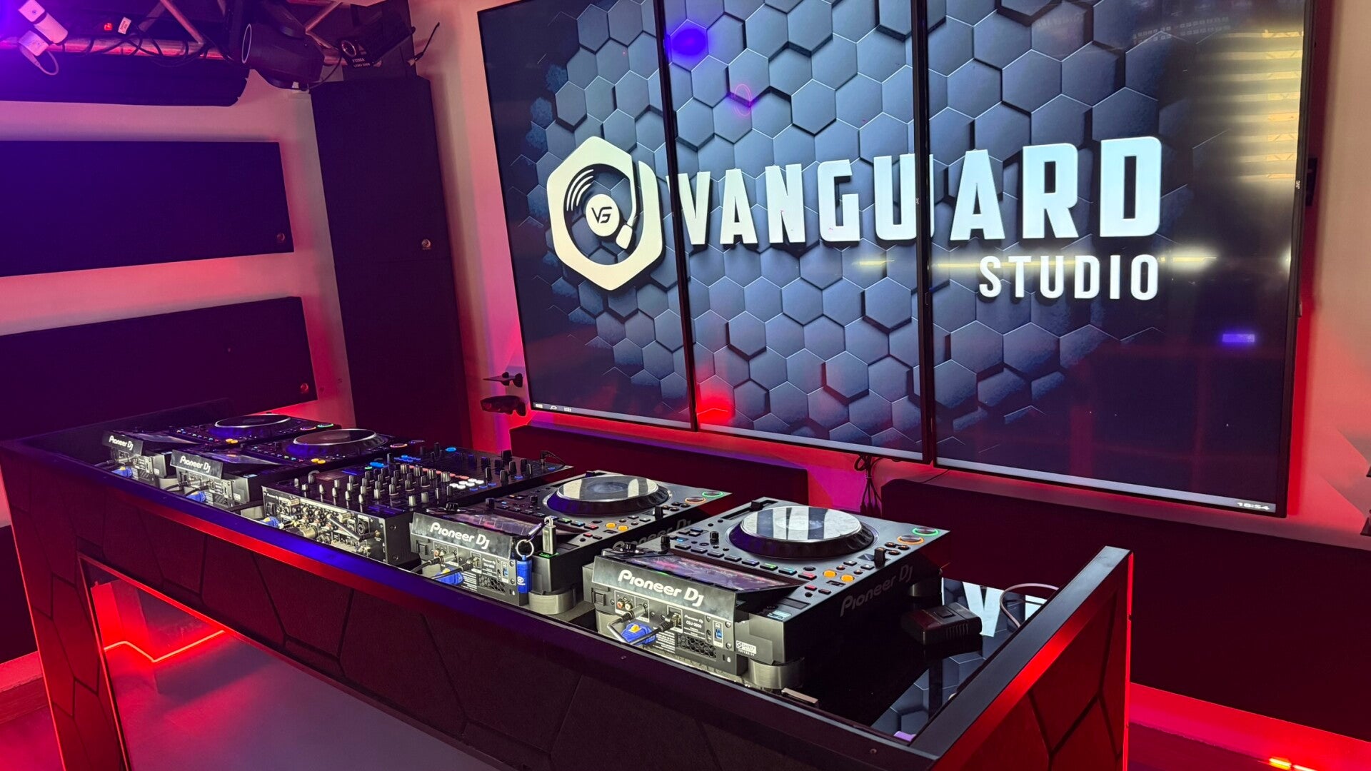 Estudio Vanguard cabina DJ