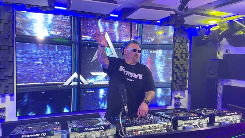 DJ grabando una sesión profesional en Estudio Vanguard Valencia