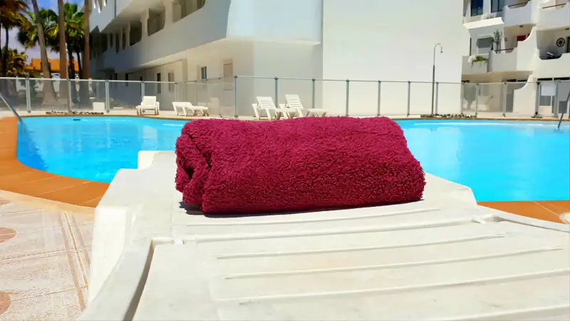 Transat au bord de la piscine