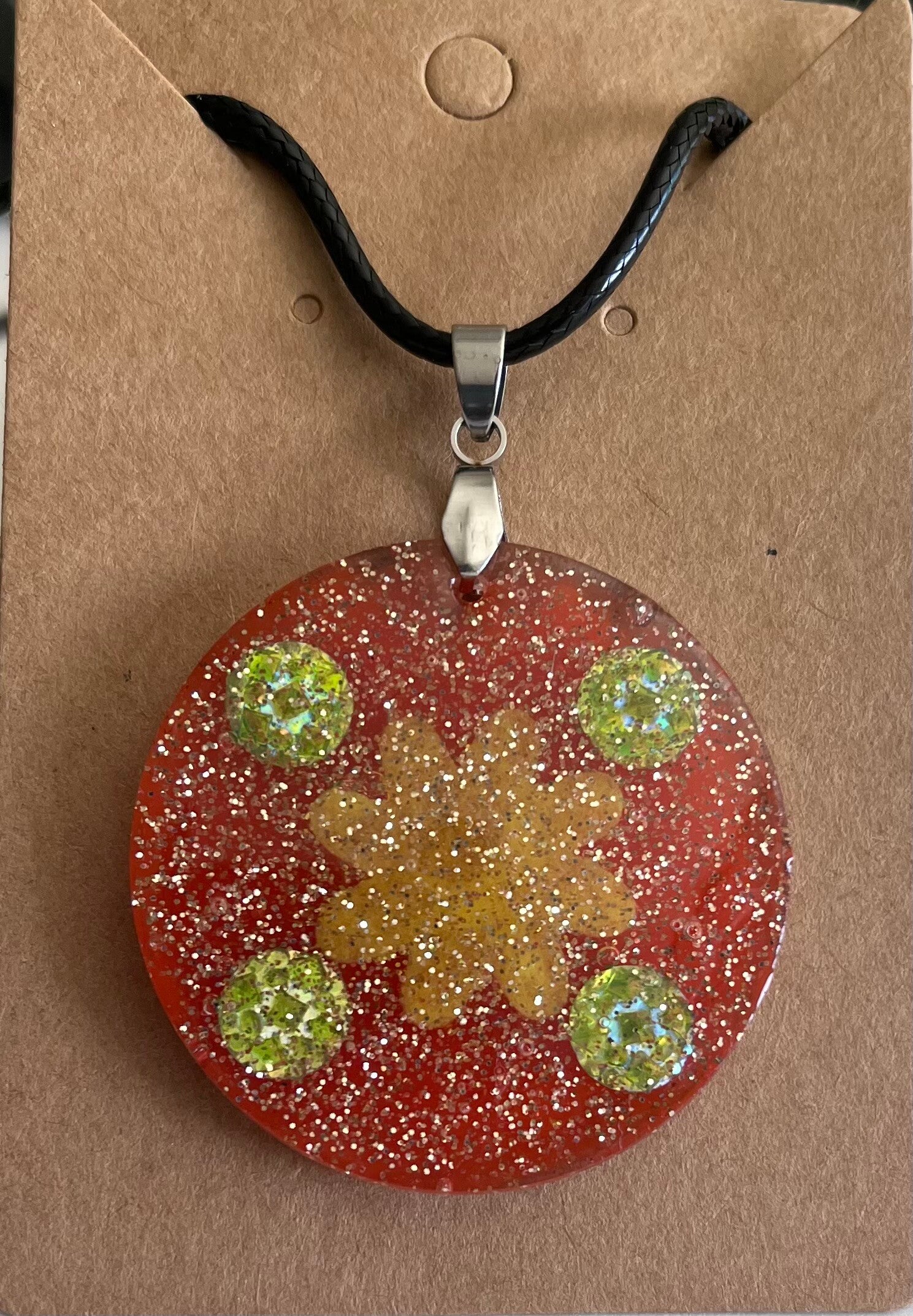 Pendentif orange et fleur jaune
