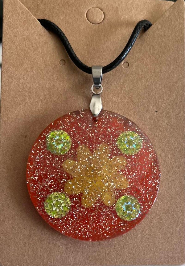Pendentif orange et fleur jaune