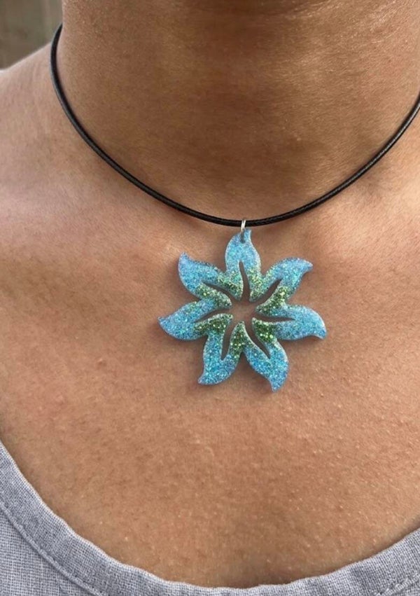 Pendentif fleur bleu vert