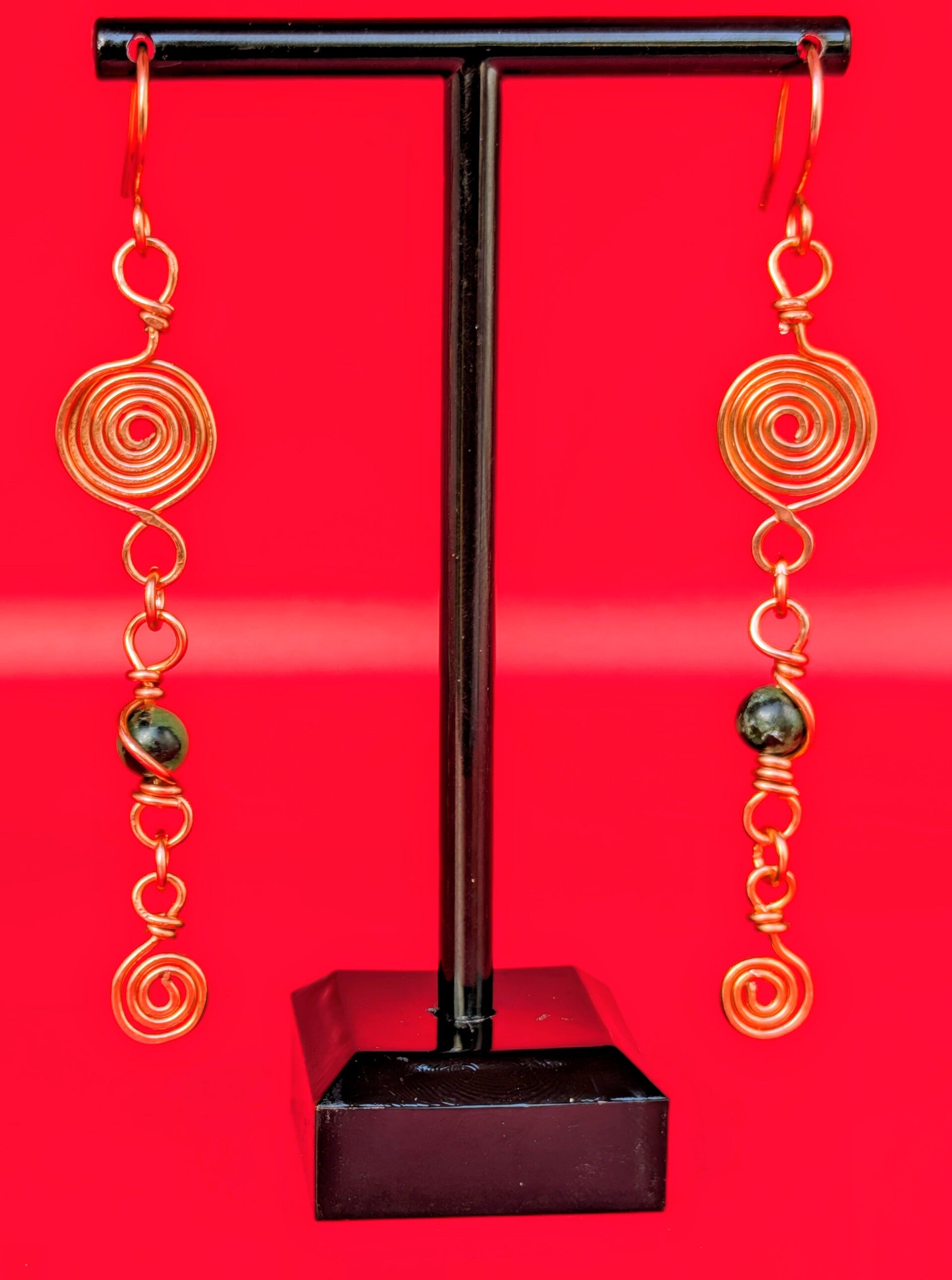 Boucles d'oreilles pendantes spirales cuivre et rubis zoisite
