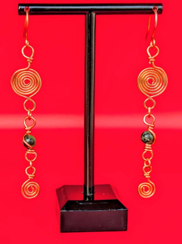 Boucles d'oreilles pendantes spirales cuivre et rubis zoisite