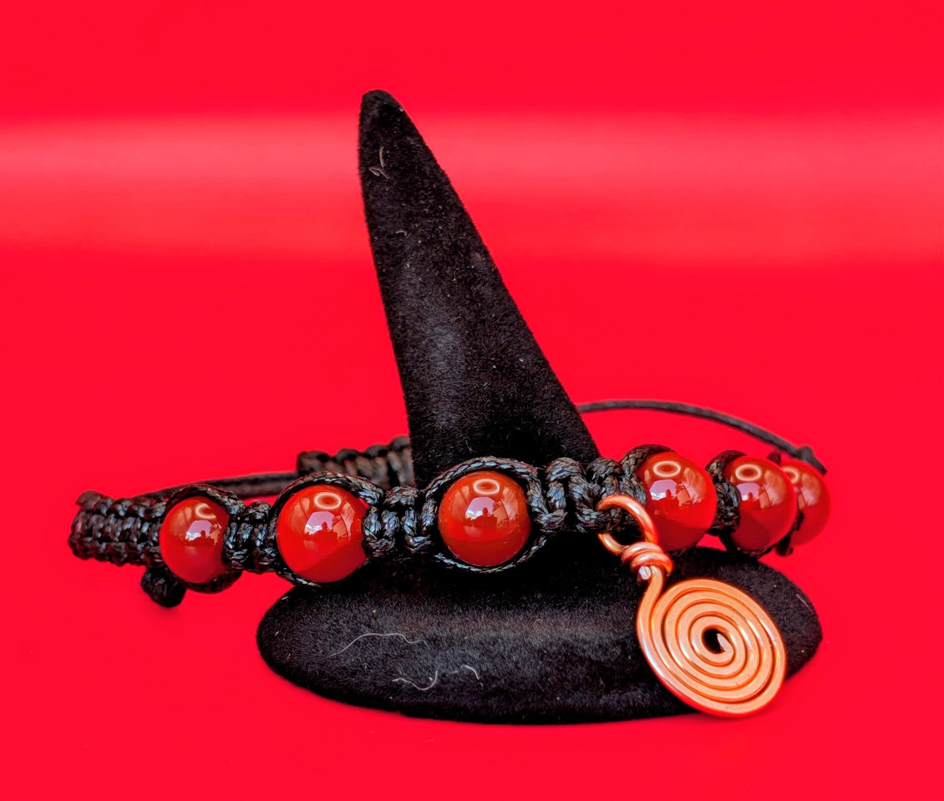 Bracelet cornaline fil noir insert spirale cuivre