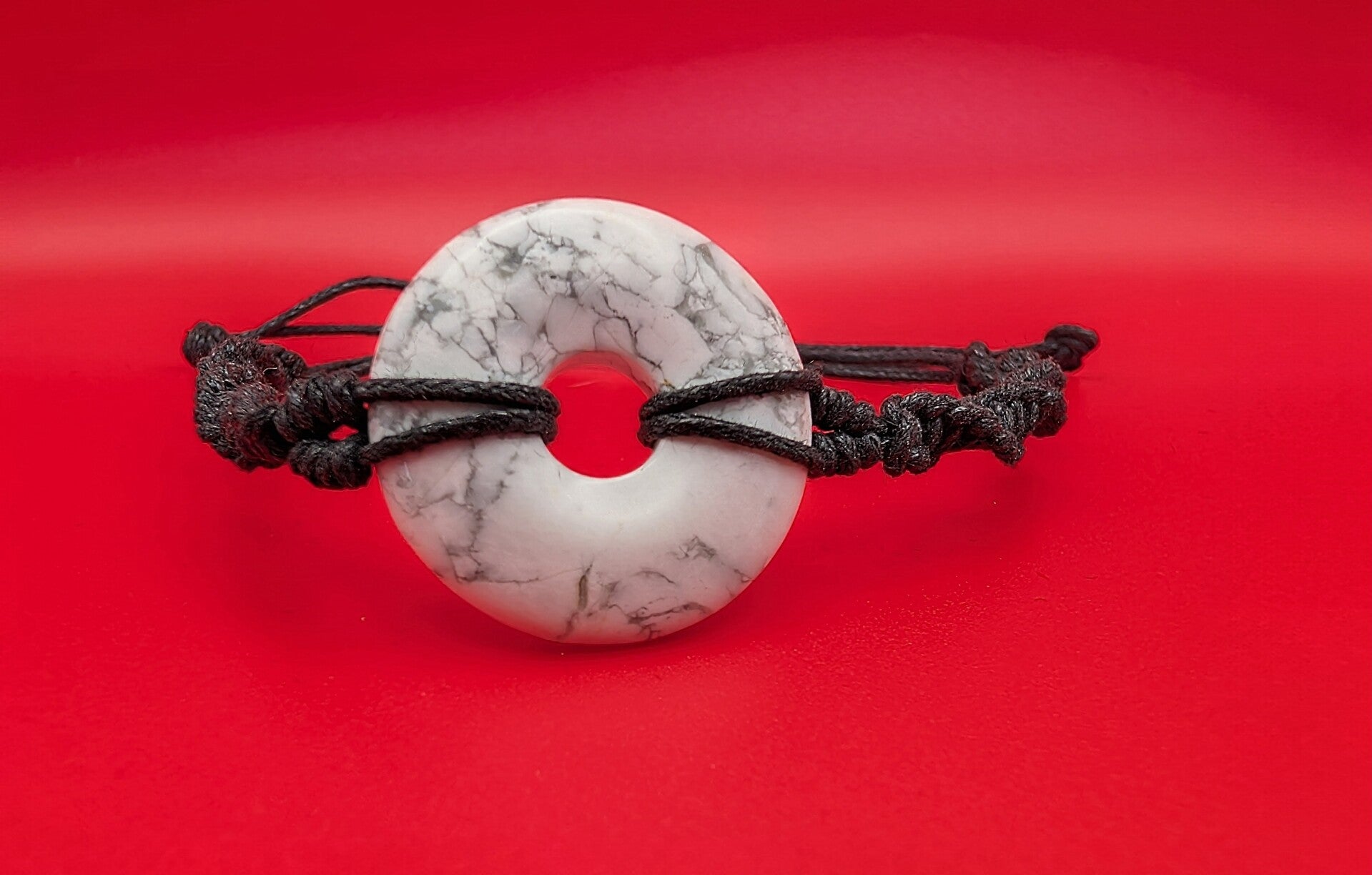 Bracelet howlite blanche fil noir torsadé