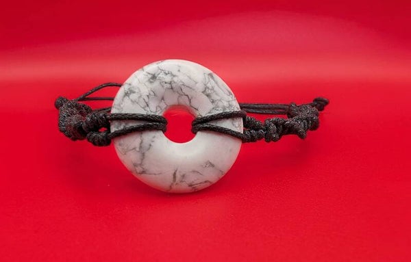 Bracelet howlite blanche fil noir torsadé