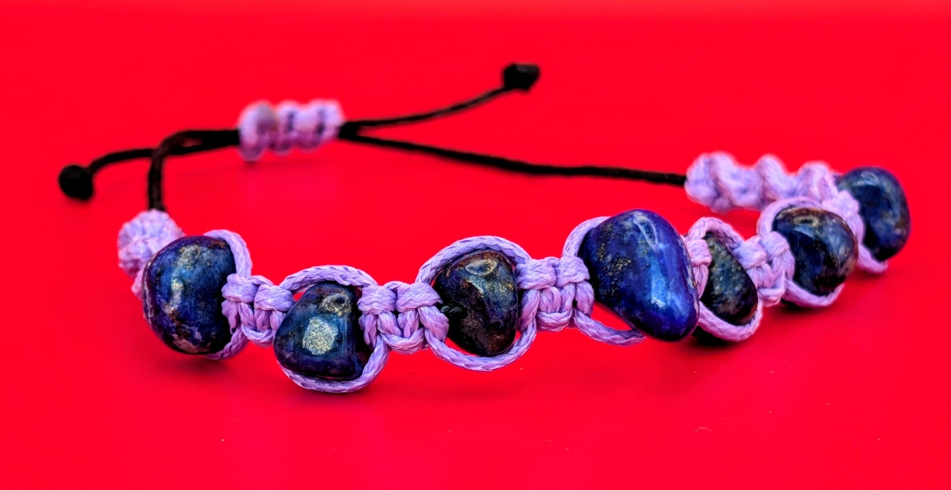 Bracelet lapis lazuli pierres roulées fil mauve torsadé