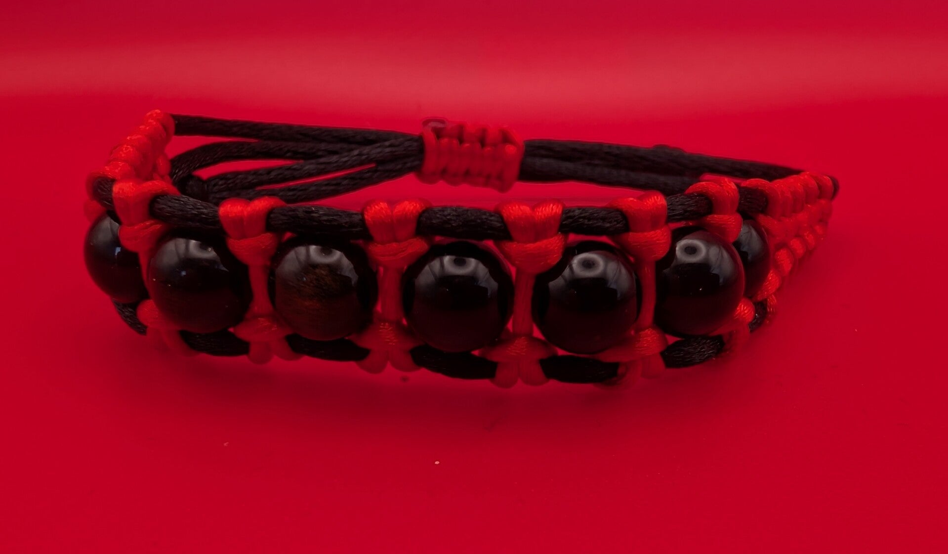 Bracelet obsidienne dorée fil rouge et noir