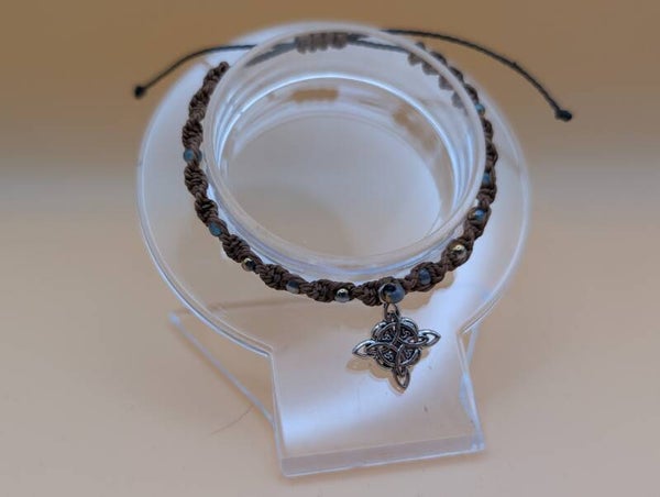Bracelet torsade brun insert nœud de sorcière