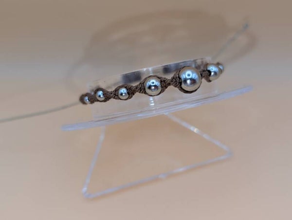 Bracelet torsade perles argentées et fil brun