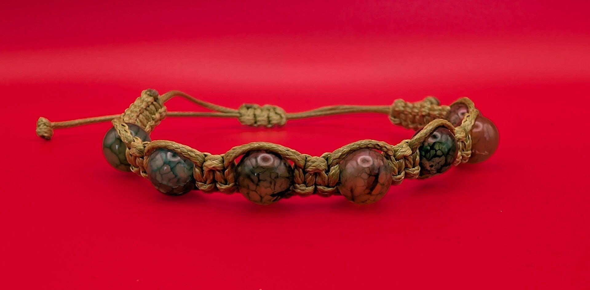 Bracelet veine de dragon vert fil vert fil noir