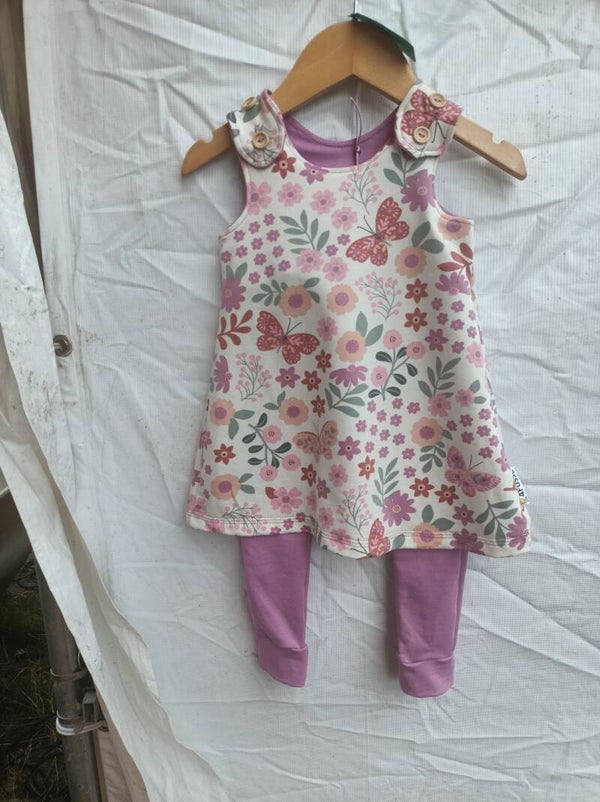 Kleding set overgooier paarsebloemen