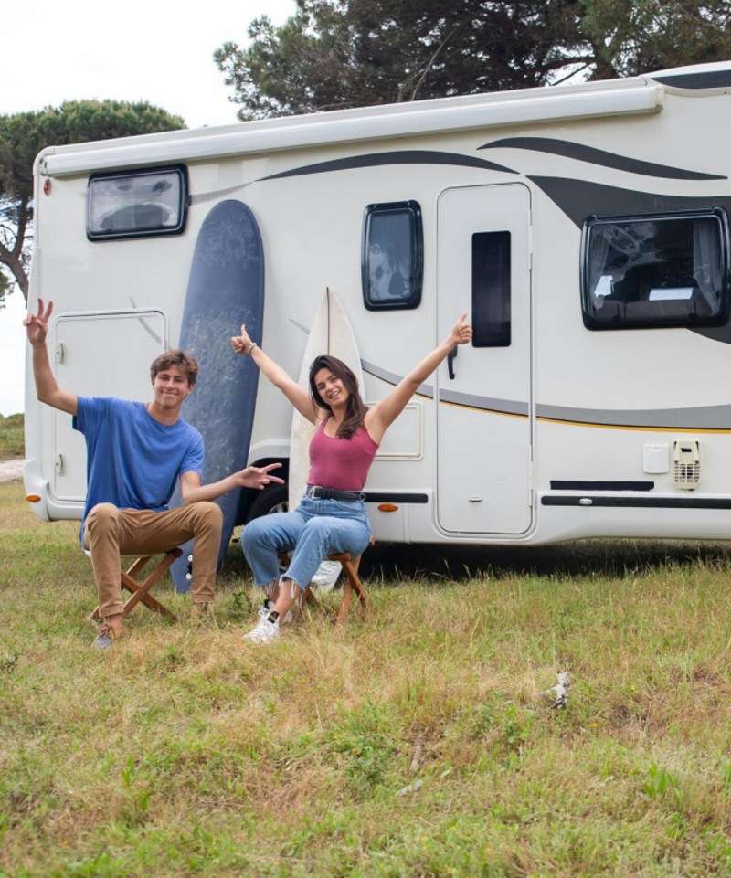 Ruime kampeerplaats met tent, caravan en camper op Camping De Vrolijke Molen