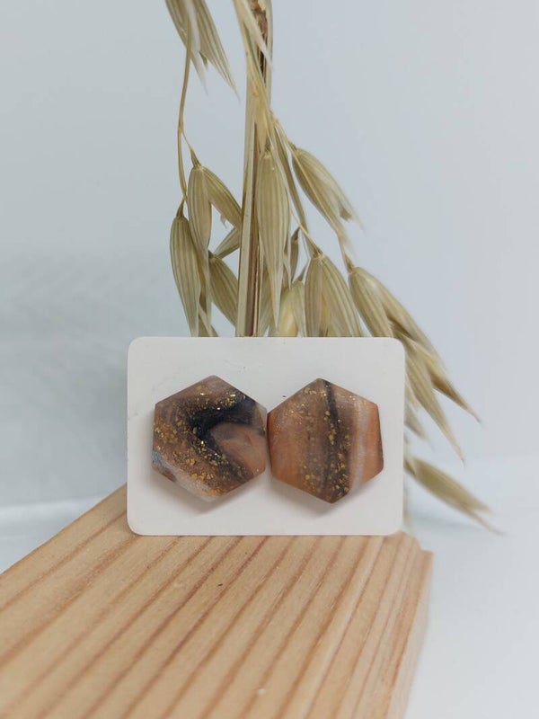 zeshoekige oorstekers in bruintinten