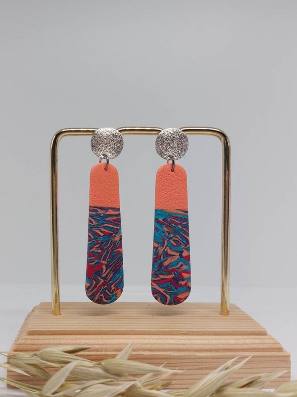 kleurrijke lange oorbellen met zilverkleurige oorstekers