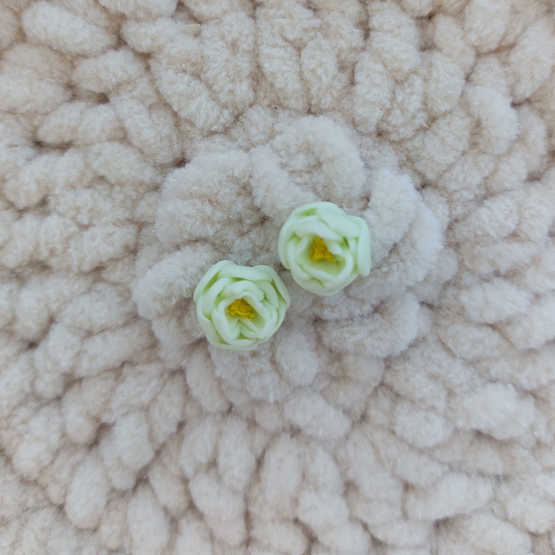 lichtgroene bloemen oorstekers (studs)