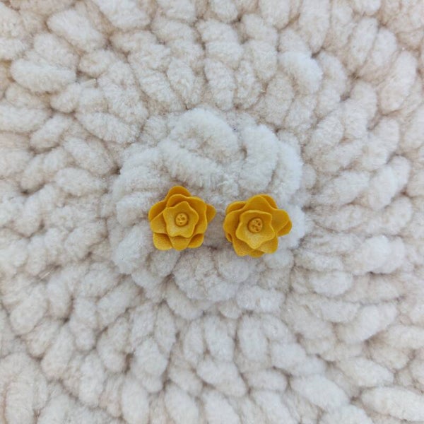 gele bloemen oorstekers (studs)