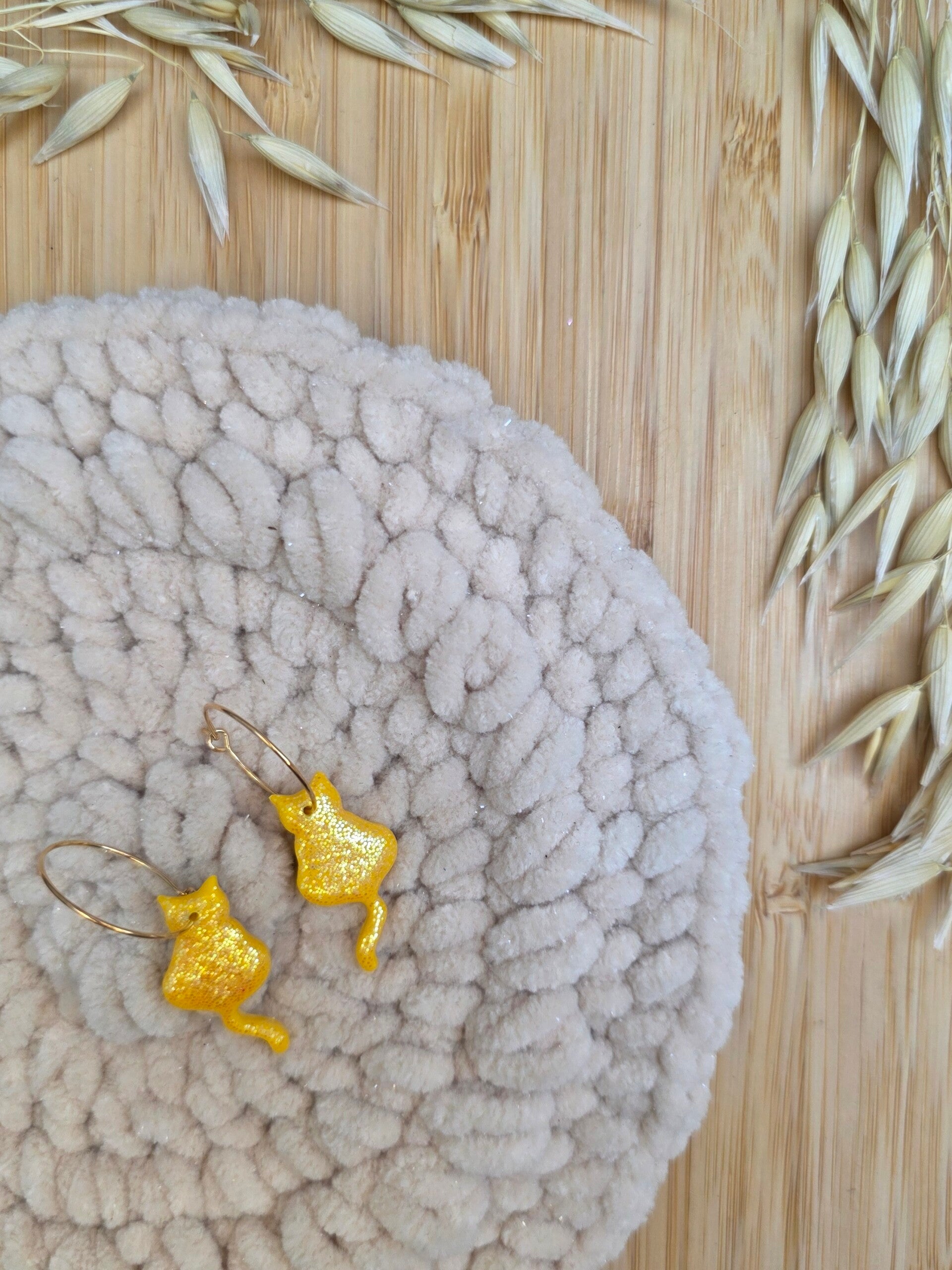 kattenoorbellen geel met glitter aan ring