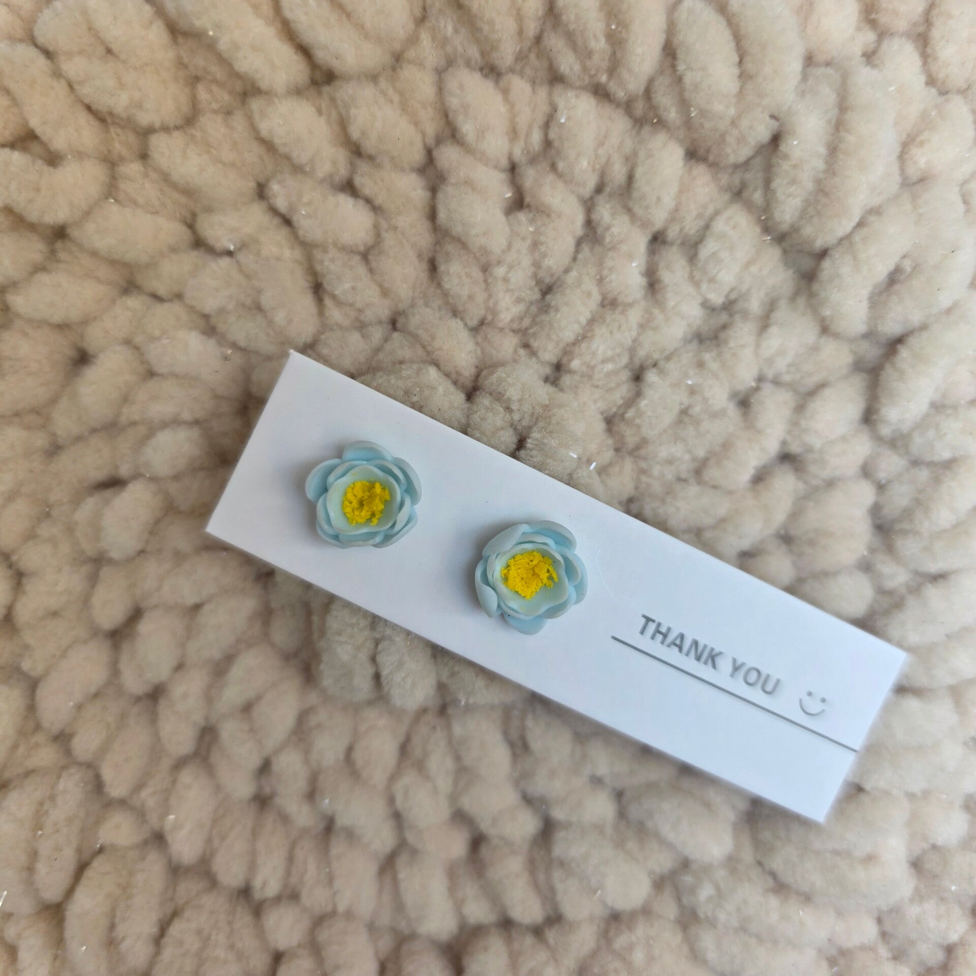 lichtblauwe bloemen oorstekers (studs)