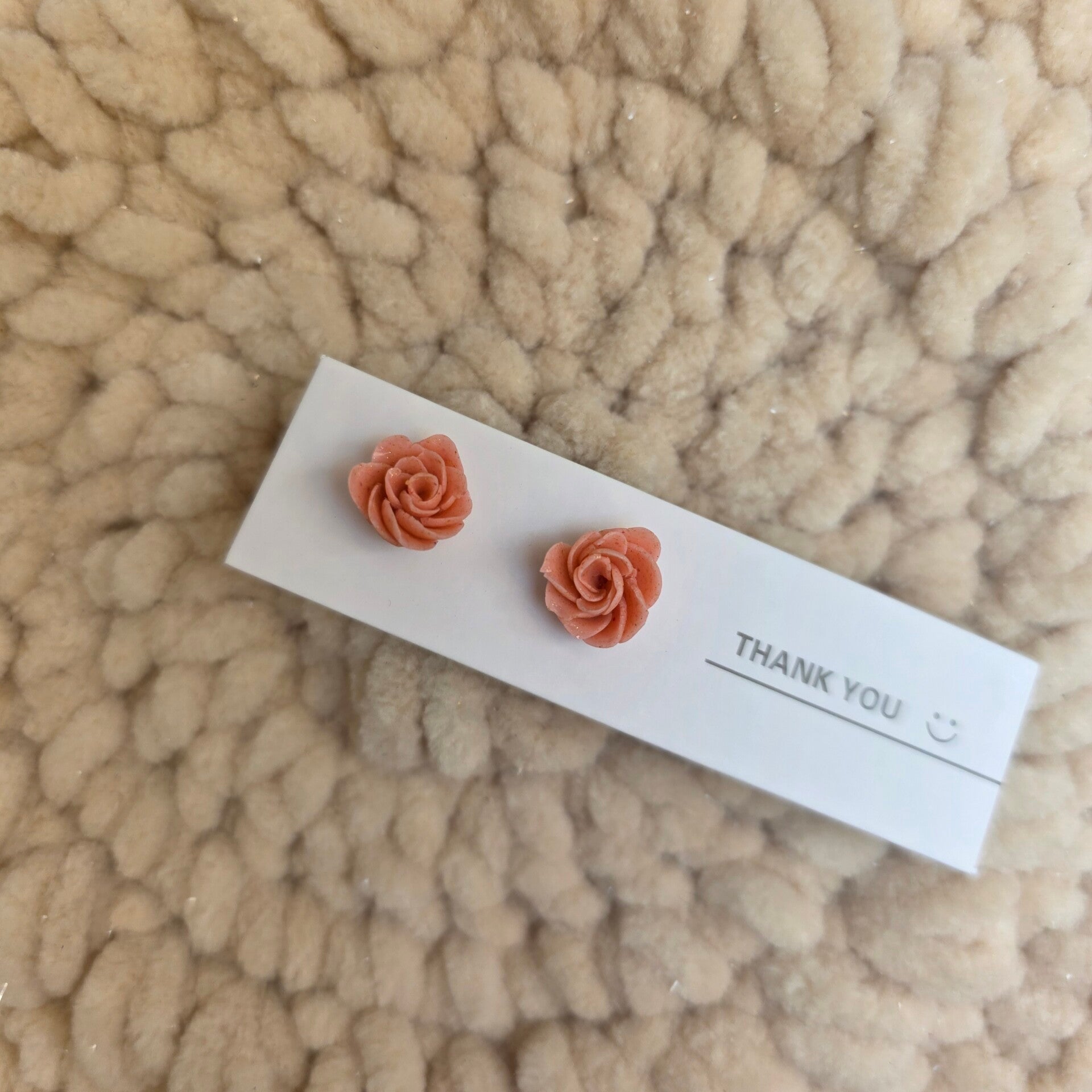 zalmroze bloemen oorstekers (studs)