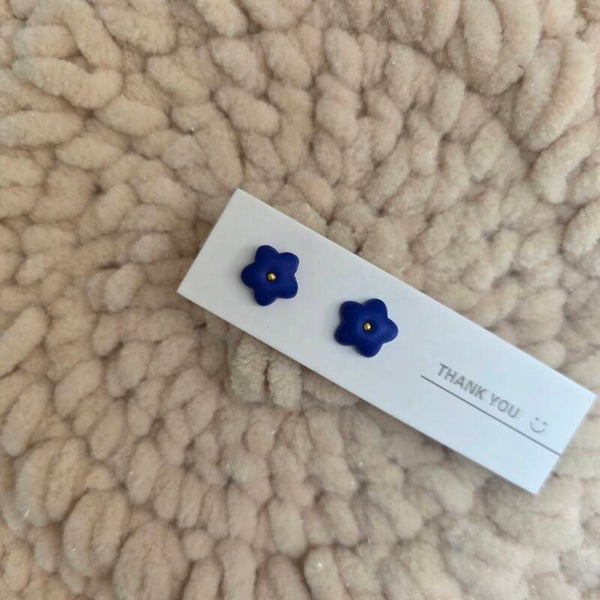 kleine bloemen oorstekers (studs) in verschillende kleuren