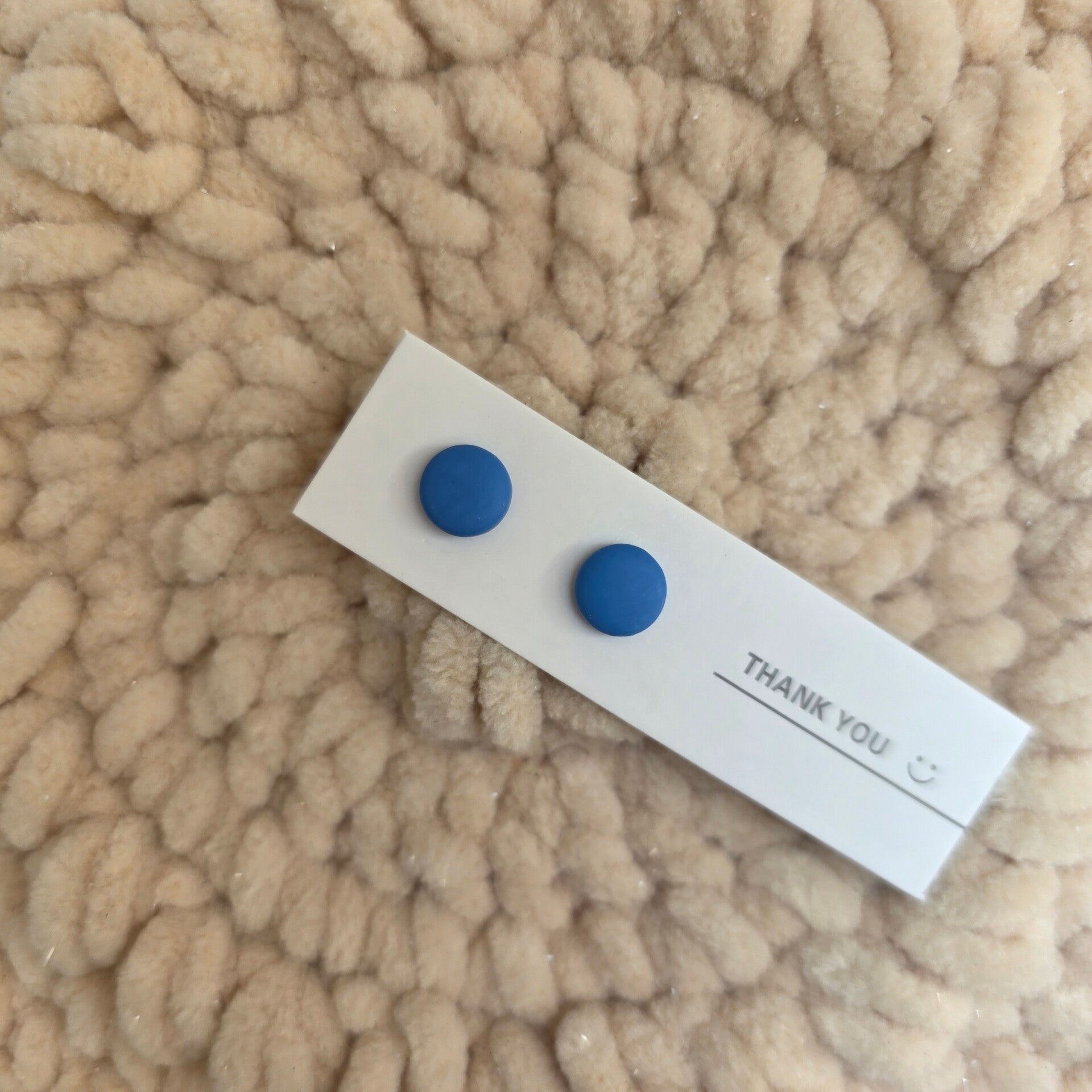 verschillende kleuren kleine ronde oorstekers (studs)