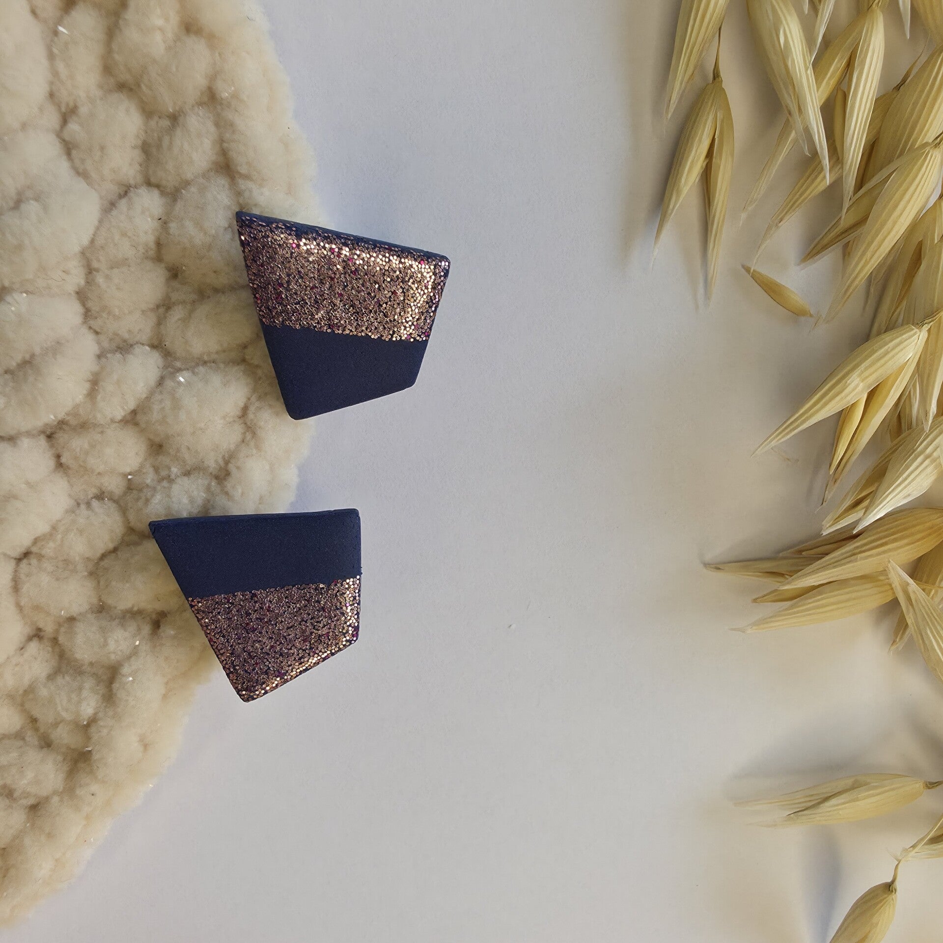 hoekige donkerblauwe oorstekers met glitter