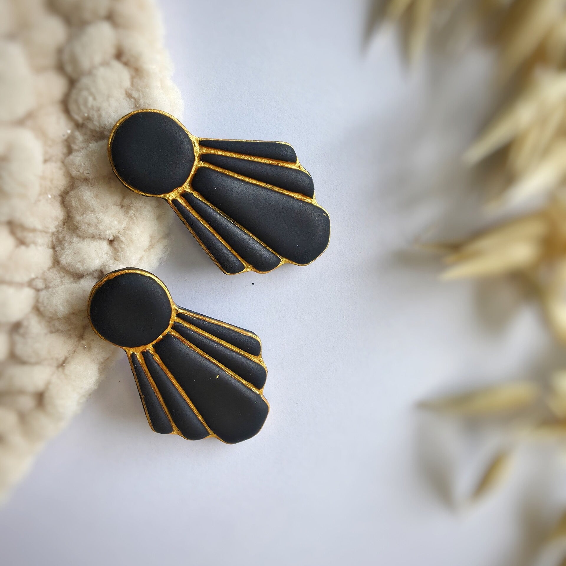 elegante zwarte oorbellen met gouden afwerking.