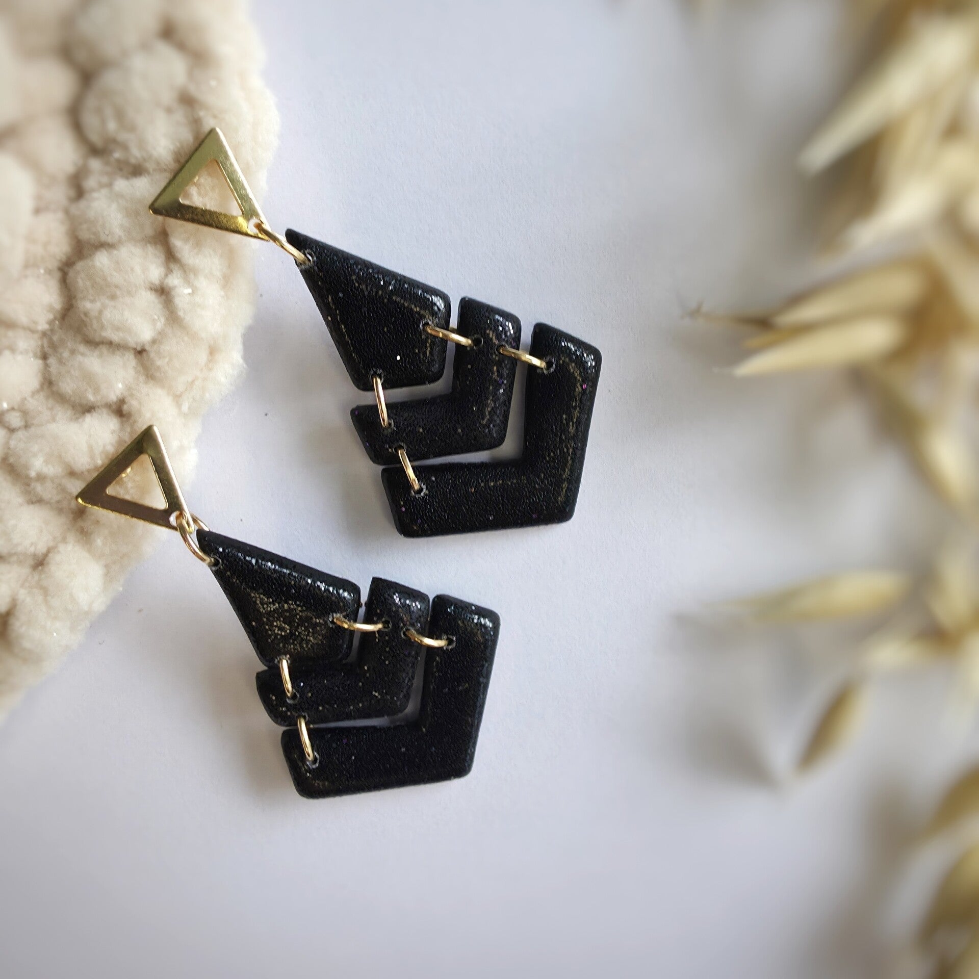 zwarte glitteroorbellen met driehoekige rvs oorsteker