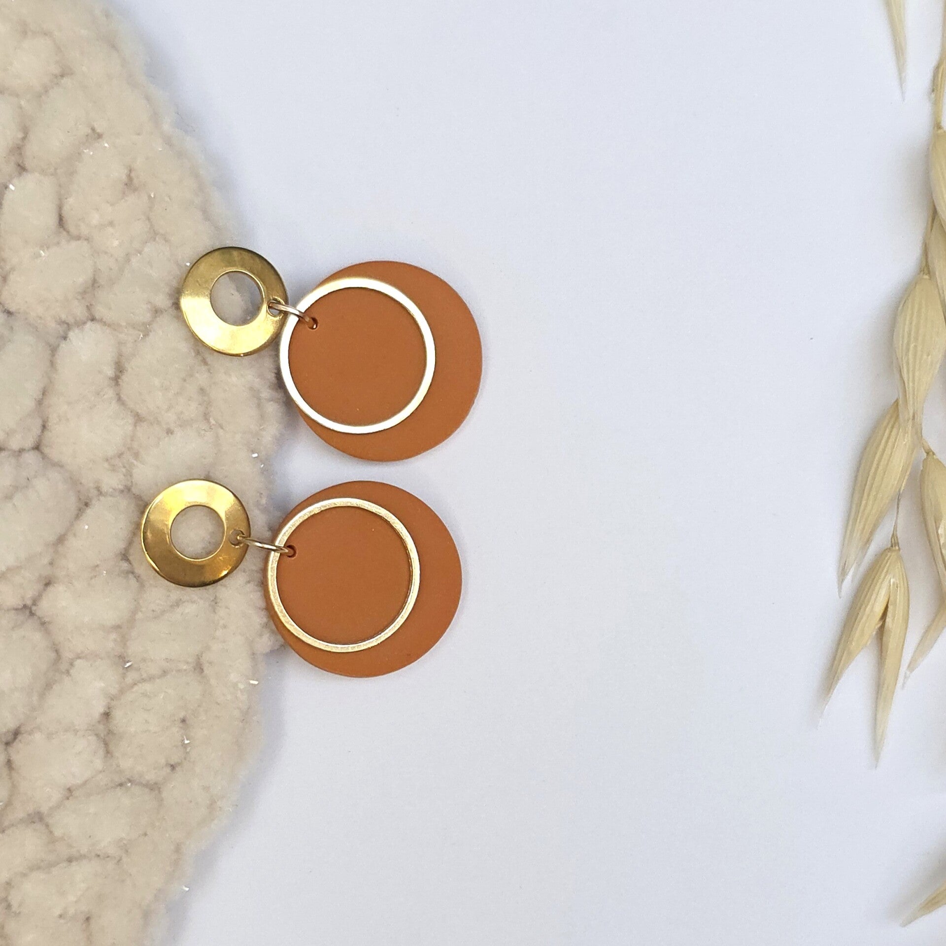 roestbruine ronde oorbellen met ronde RVS accenten