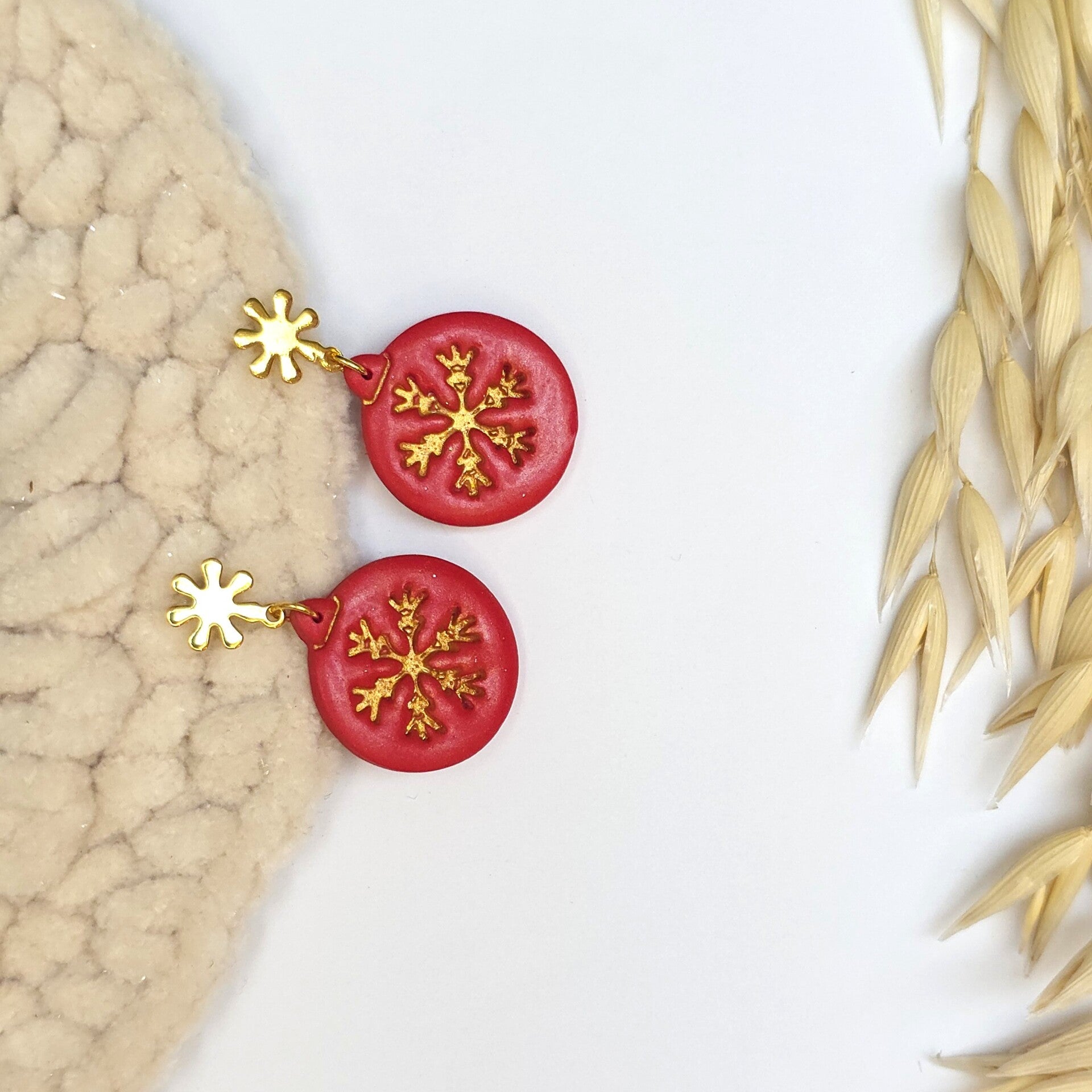 Kerstoorbellen rood met goud. kerst