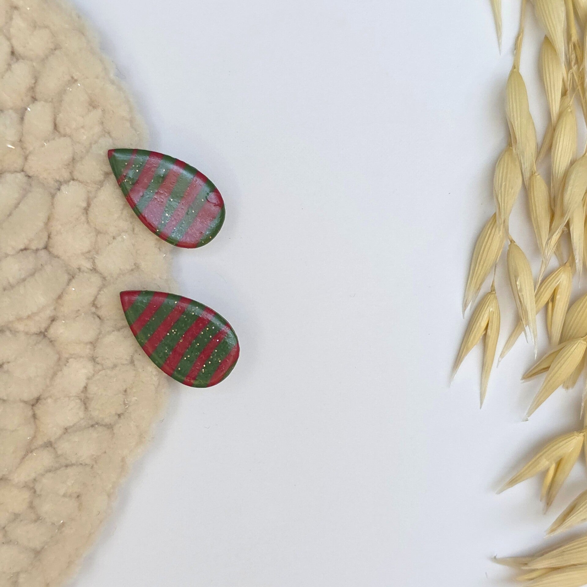 Gestreepte druppel oorstekers, kerst.