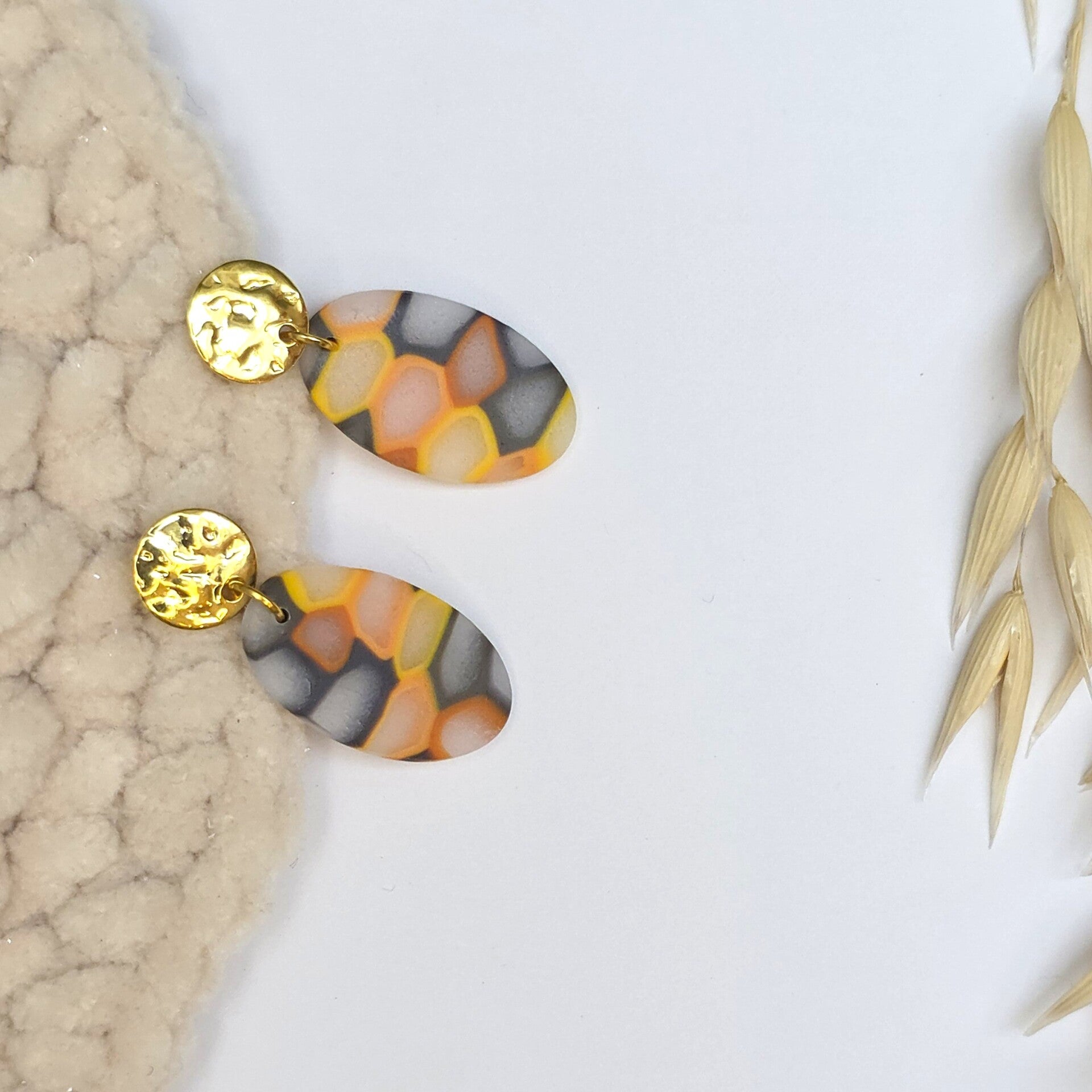 multicolor oorbellen met goudkleurige RVS oorsteker