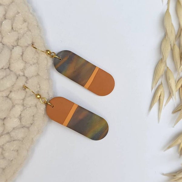 langwerpige multicolor oorbellen, met goudkleurige RVS oorhaakjes.