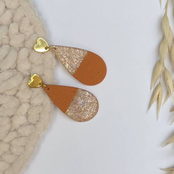 roestbruine druppeloorbellen met glitter en hartjes oorsteker