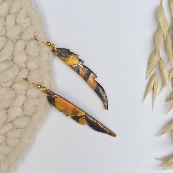 Halve veren oorbellen in herfstkleuren aan RVS oorhaakje