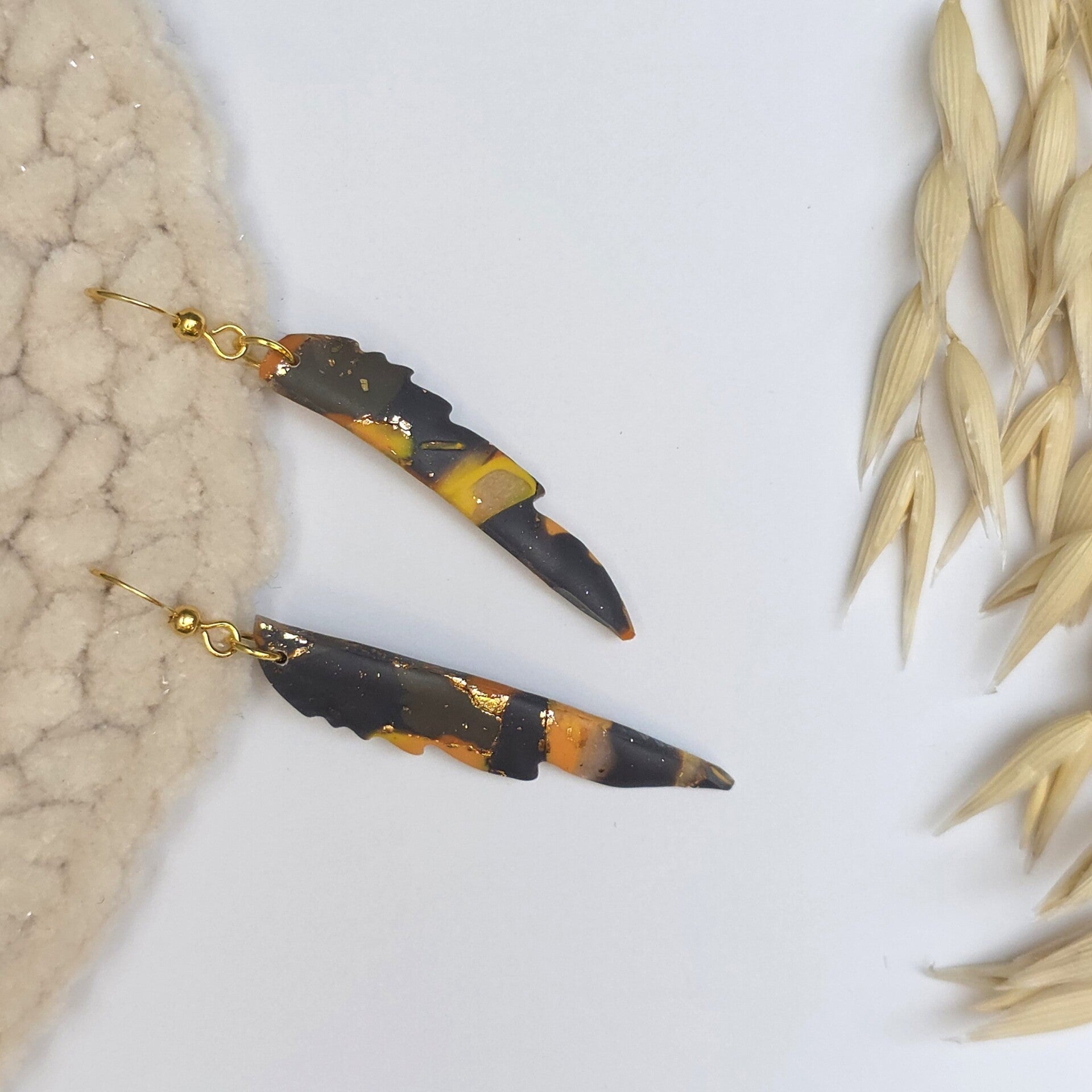 halve veren oorbellen in herfsttinten aan RVS oorhaakjes