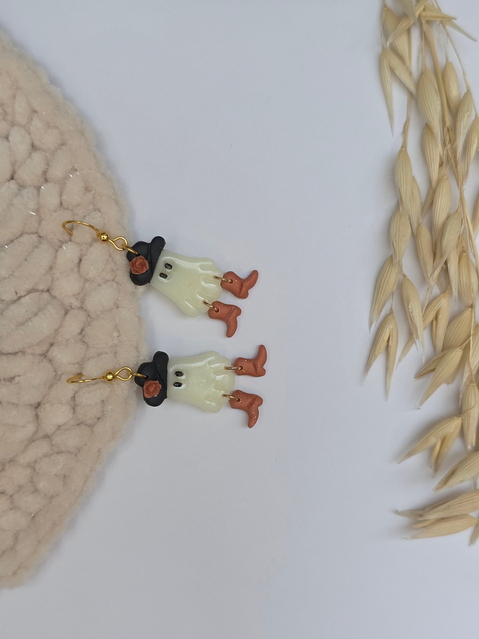 Vrolijke spookjes met hoed en bloemetje aan oorhaakjes, halloween