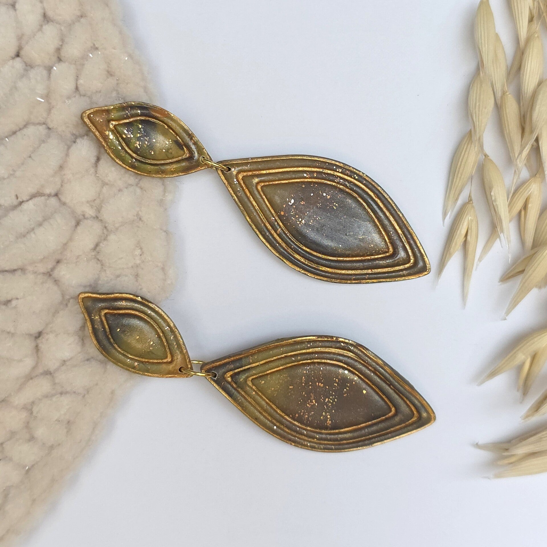 grote maar elegante oorbellen in herfstkleuren