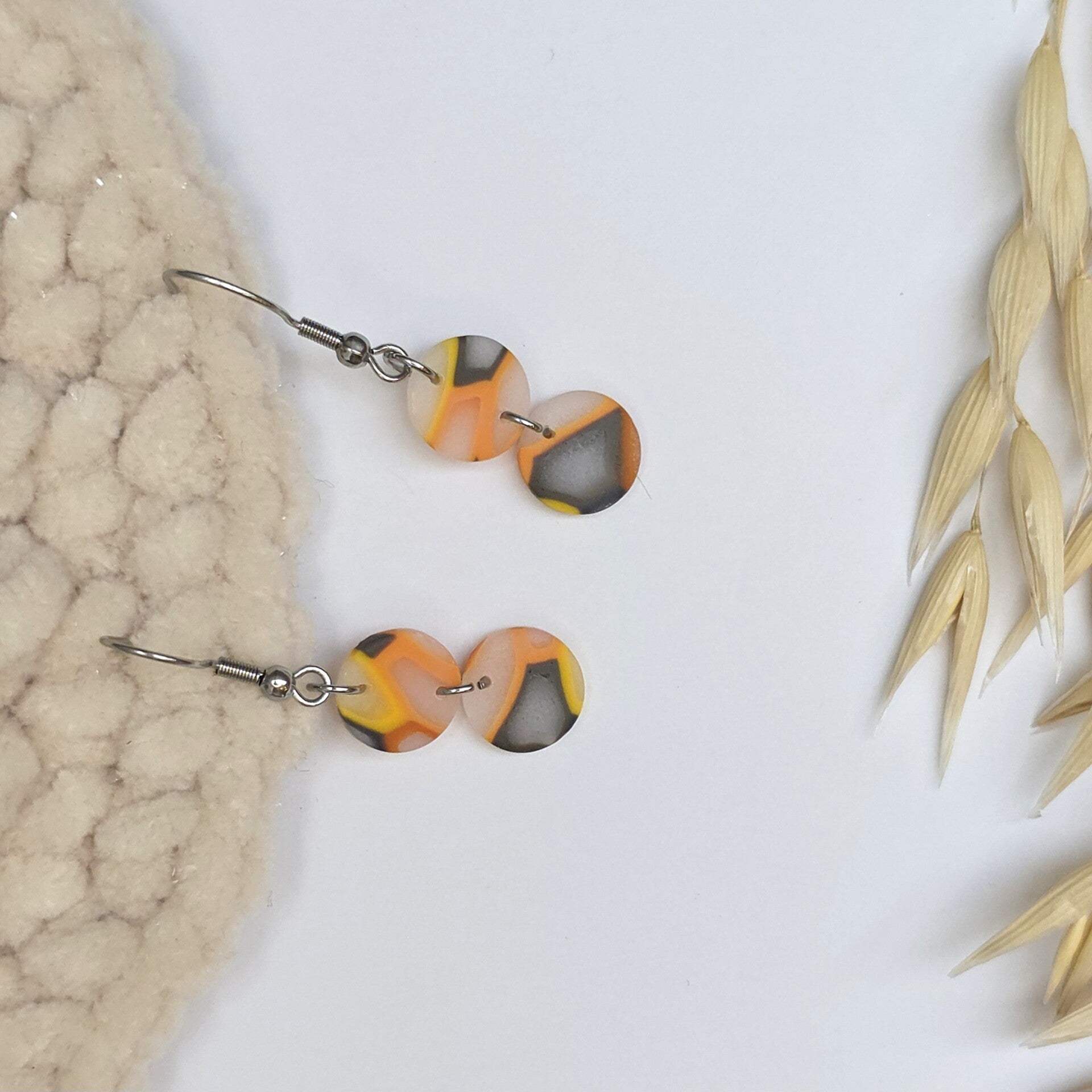 2 herfstkleurige rondjes aan zilverkleurige RVS oorhaakjes