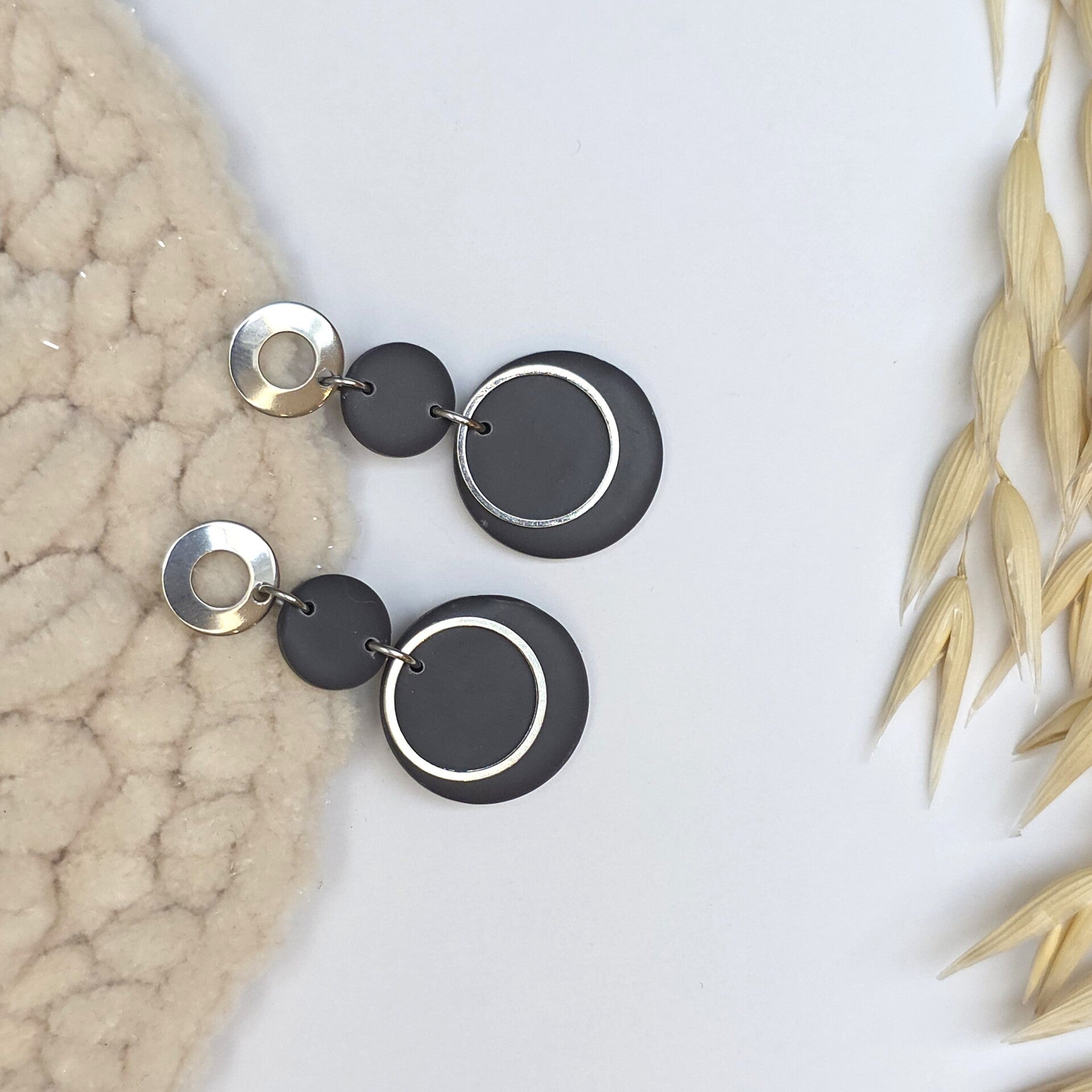 oorbel bestaande uit verschillende cirkels, donkergrijs.