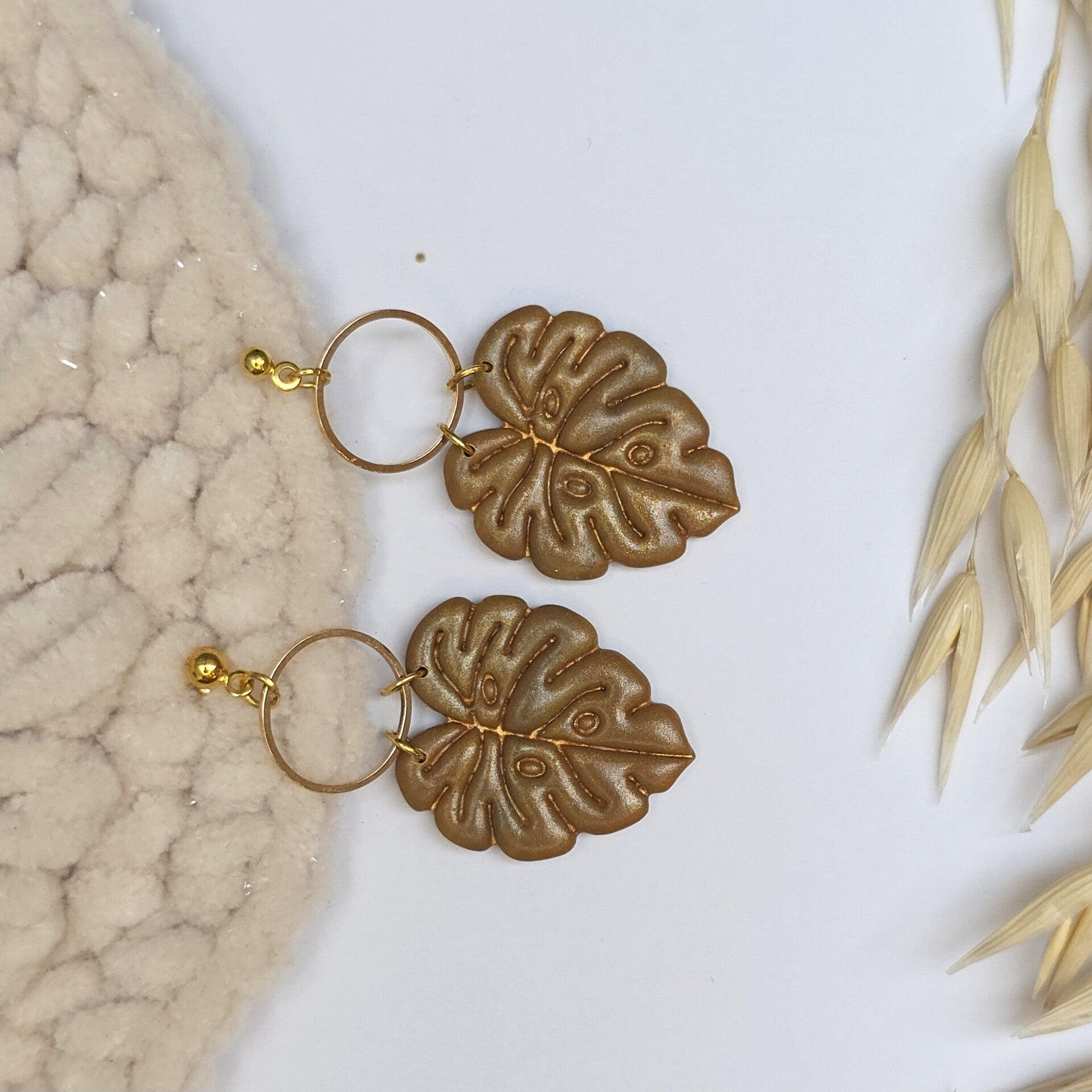 herfstblad aan goudkleurige RVS ring en oorsteker