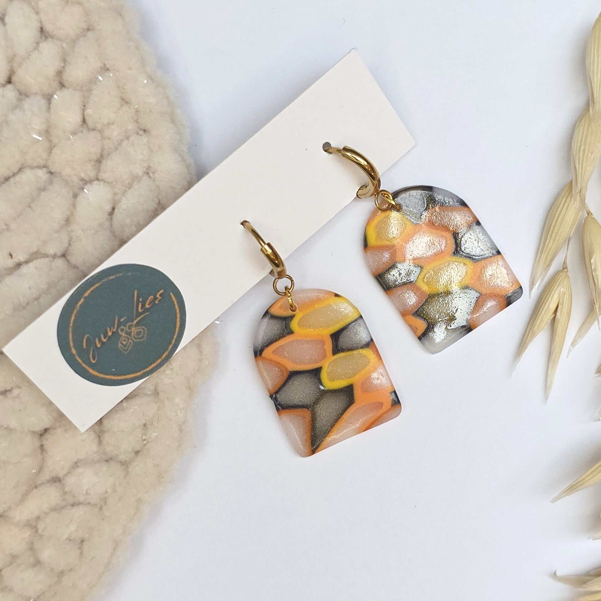 multicolor oorbellen, herfstkleuren aan goudkleurige RVS oorringetjes