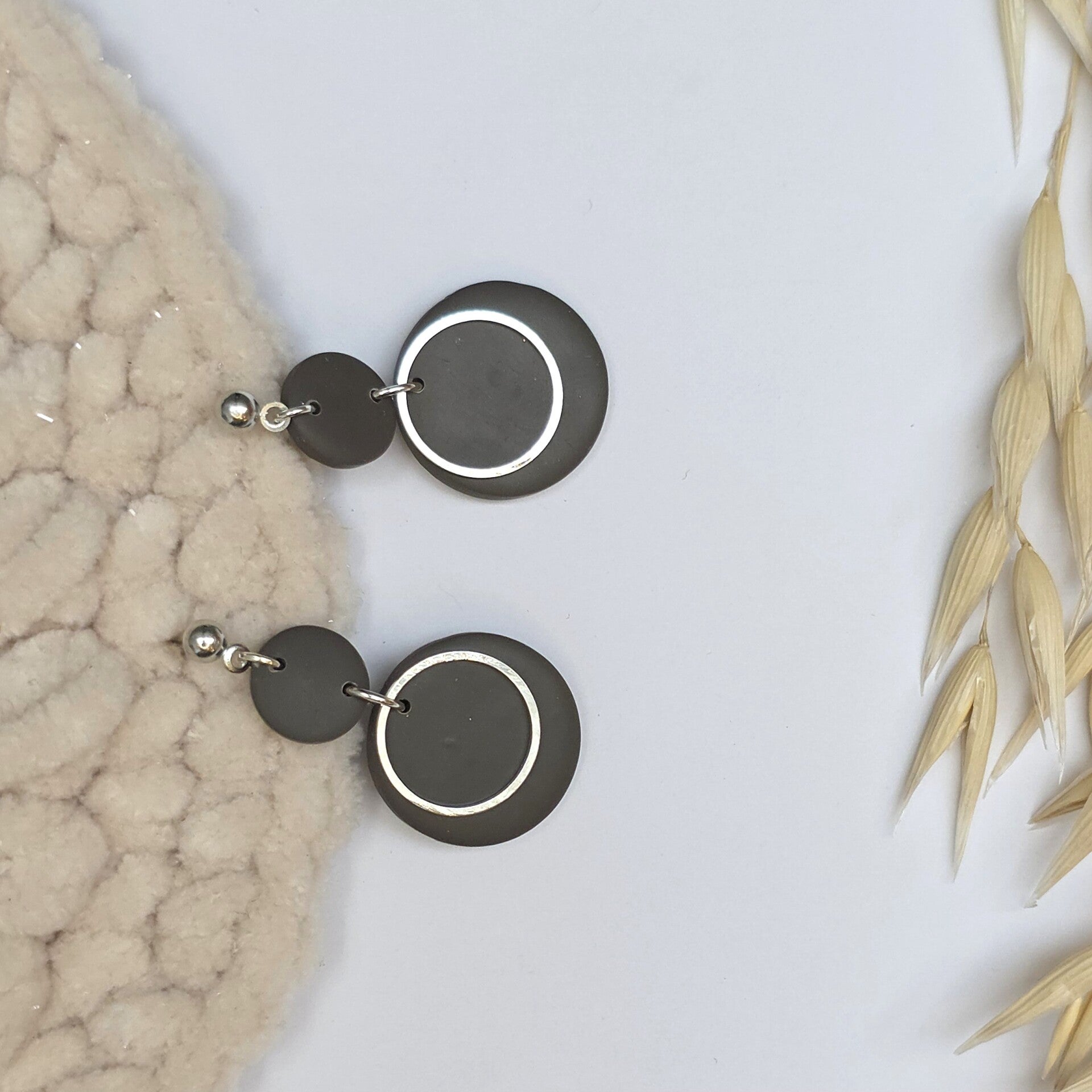 kakigroene oorbellen met zilverkleurige RVS accenten